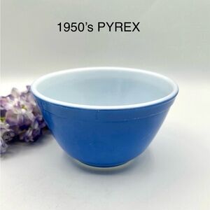 Pyrex #401 1 1/2 Pint Blue Mixing Bowl. Primary Colors 1950s